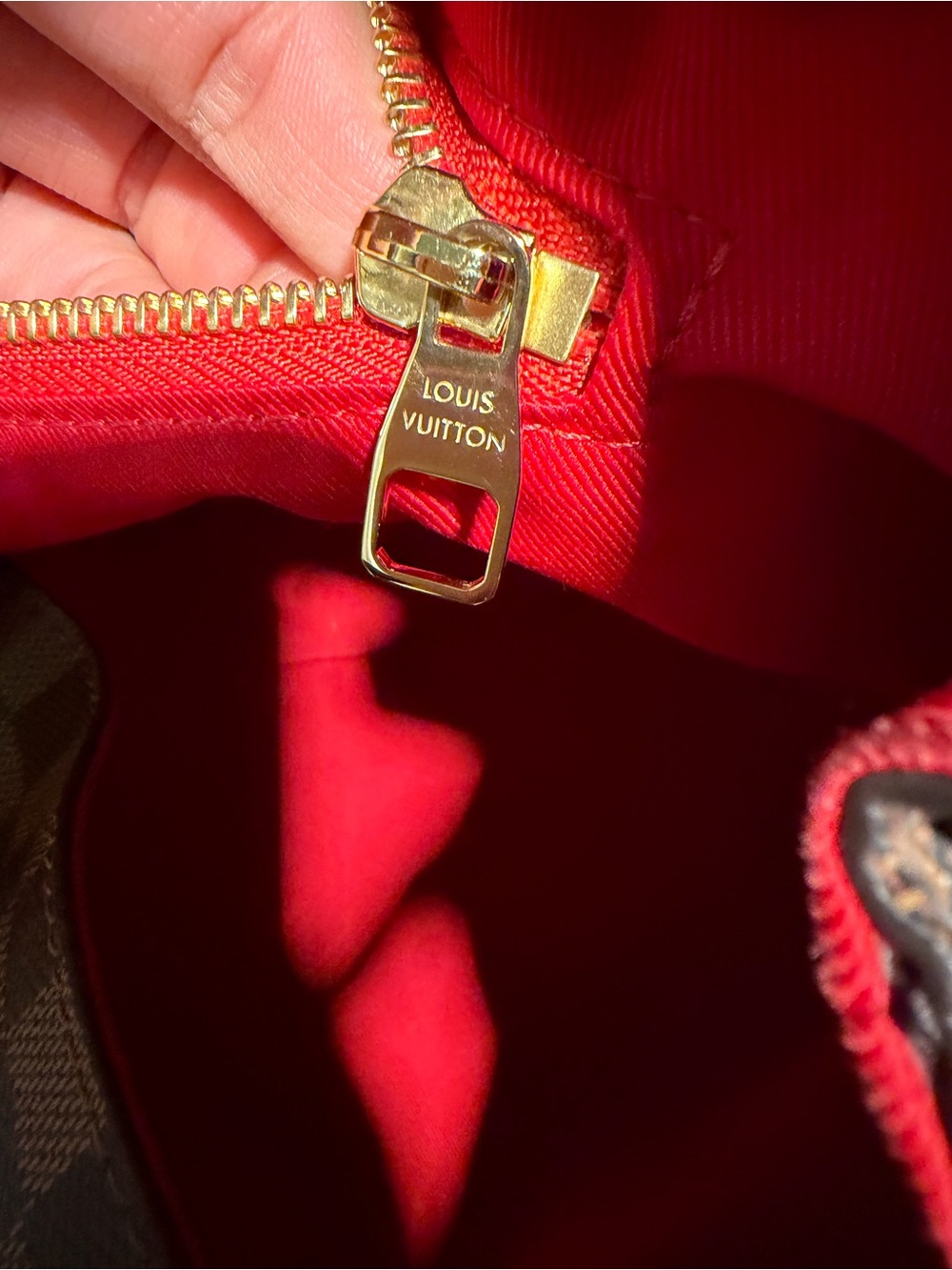 Large Louis Vuitton Brown Damier Ebene Canvas tote with Red Lining. - Picture 8 of 15